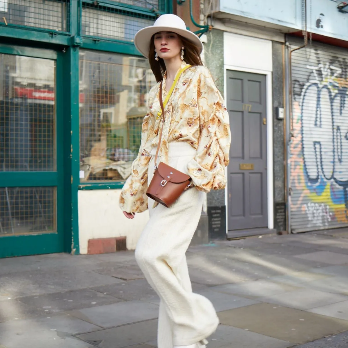 Zatchels Handmade Leather Barrel Bag - Pastel Cream>Women Barrel Bags
